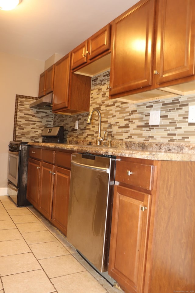 30 Woodland St Unit 5B, Hartford, CT 06105 - kitchen with stainless steel appliances, light tile patterned floors, a sink, and decorative backsplash