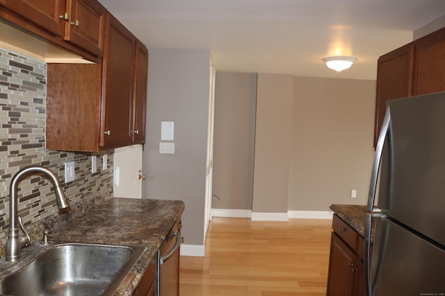 30 Woodland St Unit 5B, Hartford, CT 06105 - kitchen featuring light wood-style floors, tasteful backsplash, a sink, stainless steel appliances, and baseboards