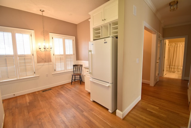 mudroom with a chandelier, light wood-type flooring, and visible vents