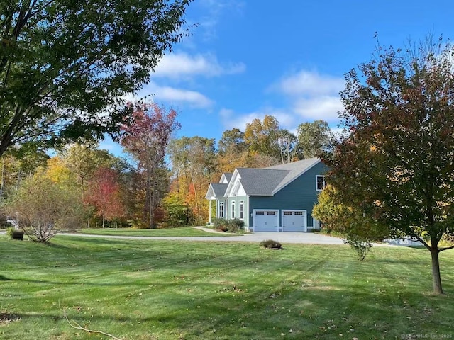 view of front of home featuring a front lawn, a garage, and driveway