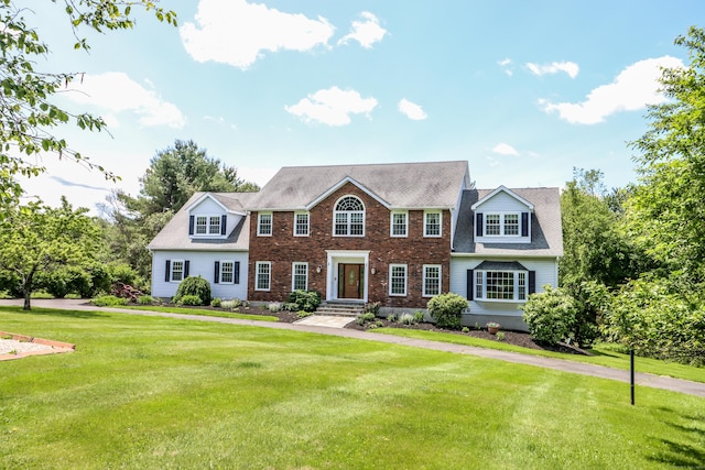 3 Huntington Ln, New Fairfield, CT 06812 - colonial-style house with a front yard