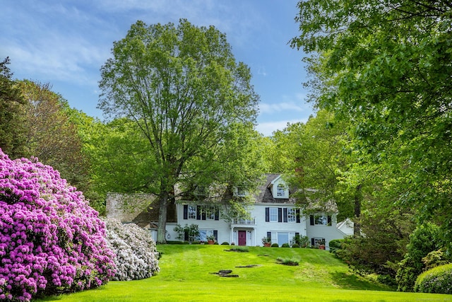 8 Bayberry Hl, Roxbury, CT 06783 - view of front of property with a front lawn