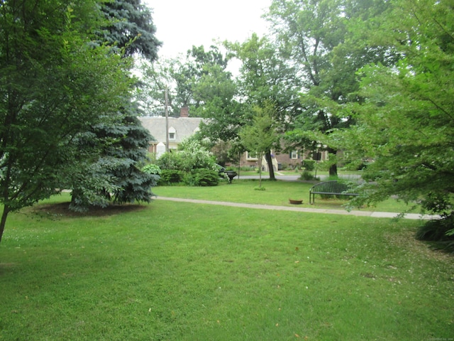 164 Flanders St, Bridgeport, CT 06604 - view of property's community featuring a yard