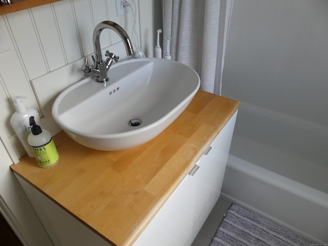 90 Bentwood Rd, West Hartford, CT 06107 - full bathroom featuring a sink