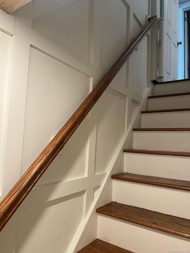90 Bentwood Rd, West Hartford, CT 06107 - view of stairway