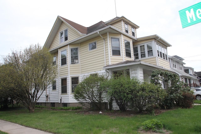 view of side of property featuring a yard