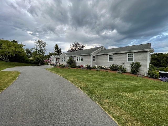 single story home with a front yard
