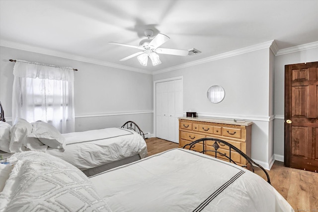 70 Cali Dr, Shelton, CT 06484 - bedroom featuring wood finished floors, visible vents, a ceiling fan, ornamental molding, and a closet