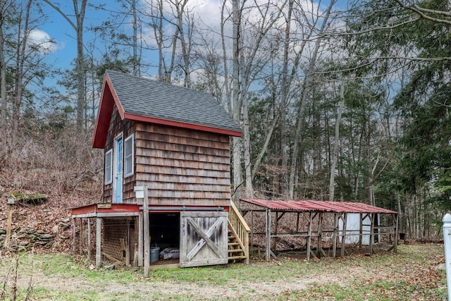 view of outdoor structure with an outbuilding