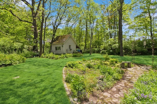 view of grassy yard featuring an outdoor structure
