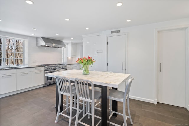 dining space with visible vents and recessed lighting