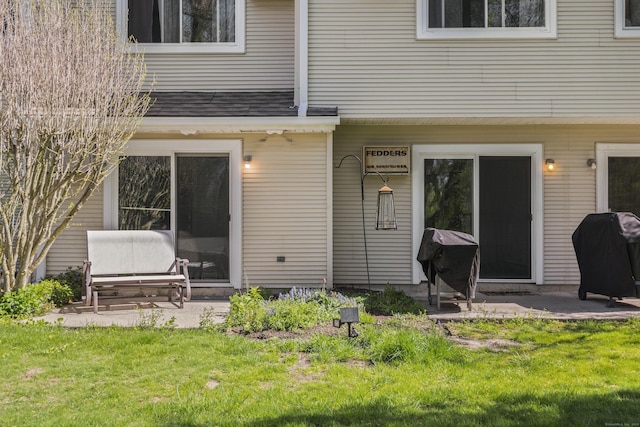 136 Pembroke Rd Unit 6-49, Danbury, CT 06811 - entrance to property with a patio area and a yard
