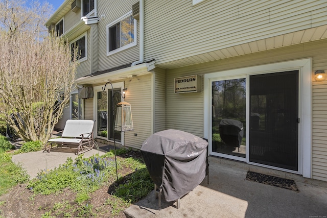 136 Pembroke Rd Unit 6-49, Danbury, CT 06811 - back of property featuring a patio area