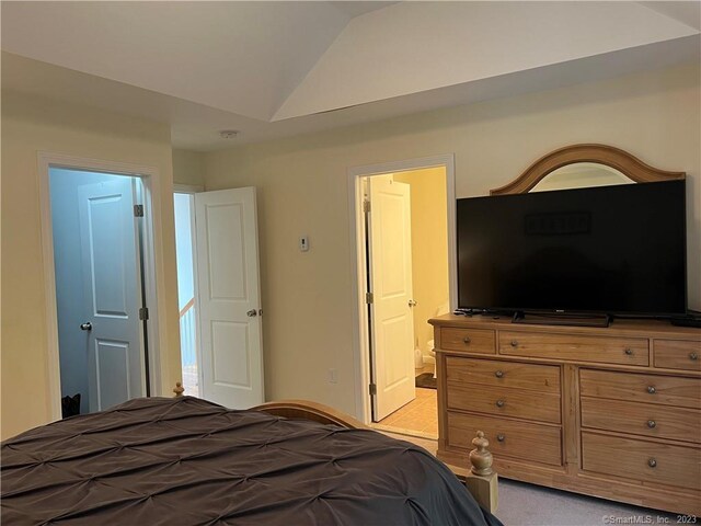 21 Old Oak Dr Unit 21, Brookfield, CT 06804 - bedroom with ensuite bathroom and vaulted ceiling