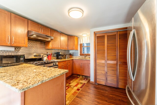 574 Fabyan Rd, Thompson, CT 06255 - kitchen with decorative backsplash, appliances with stainless steel finishes, under cabinet range hood, dark wood-style flooring, and a peninsula