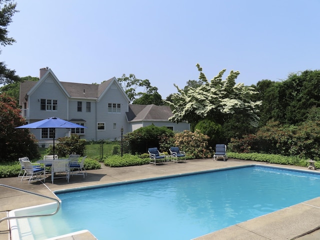 9 Academy Ln, Old Lyme, CT 06371 - swimming pool with a patio