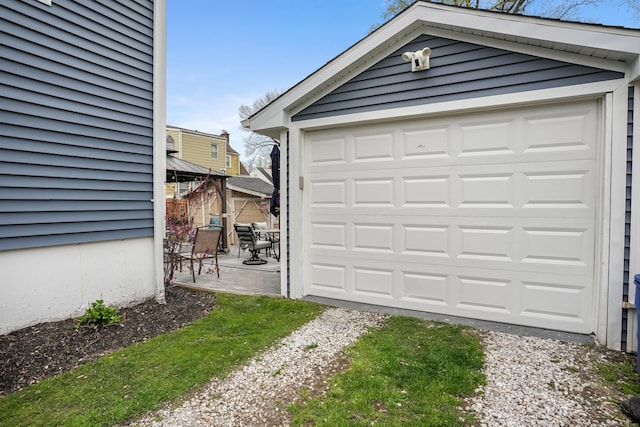 detached garage featuring gravel driveway