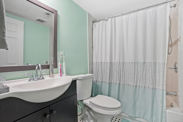 bathroom with shower / tub combo with curtain, visible vents, vanity, and toilet