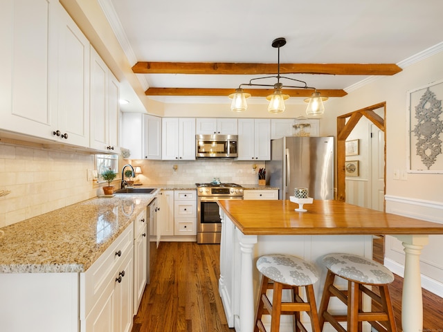 kitchen with white cabinets, stainless steel appliances, dark wood-style floors, a sink, and decorative backsplash