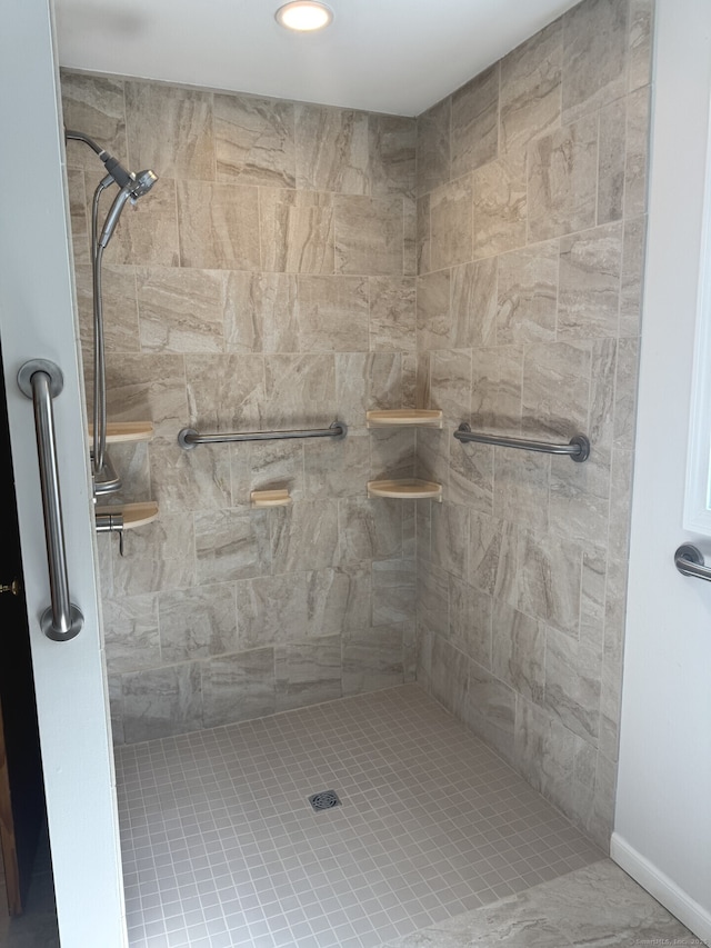 full bath with a tile shower and recessed lighting