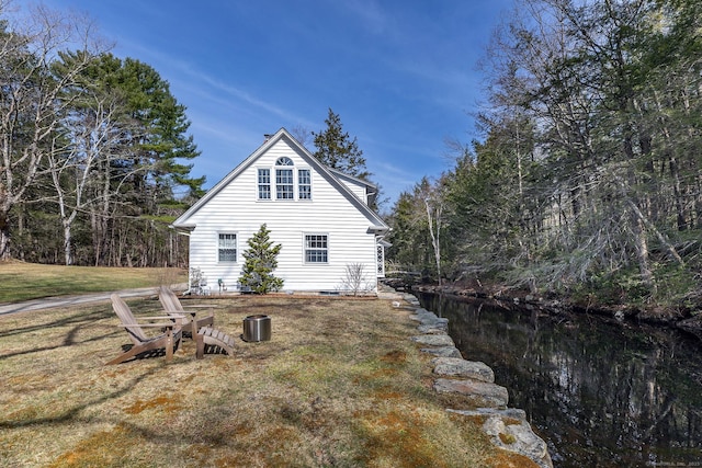 view of side of property featuring a lawn