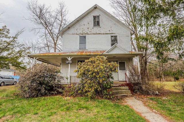 view of front facade featuring a front yard and covered porch