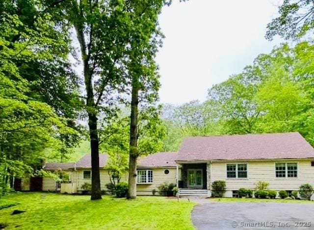 8 Dundee Rd, Stamford, CT 06903 - ranch-style house featuring a front lawn