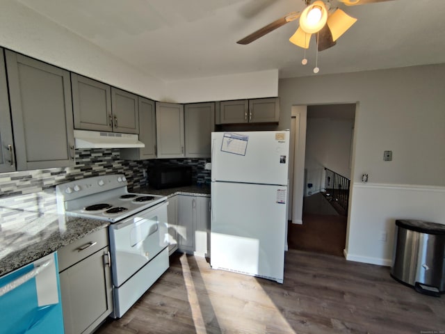 kitchen featuring dark wood finished floors, under cabinet range hood, a ceiling fan, white appliances, and decorative backsplash