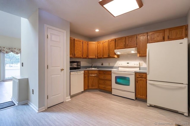 443 Lakeview Dr Unit 443, Southington, CT 06489 - kitchen featuring white appliances, under cabinet range hood, light wood-type flooring, a sink, and baseboards