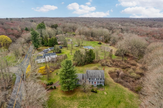 birds eye view of property featuring a forest view