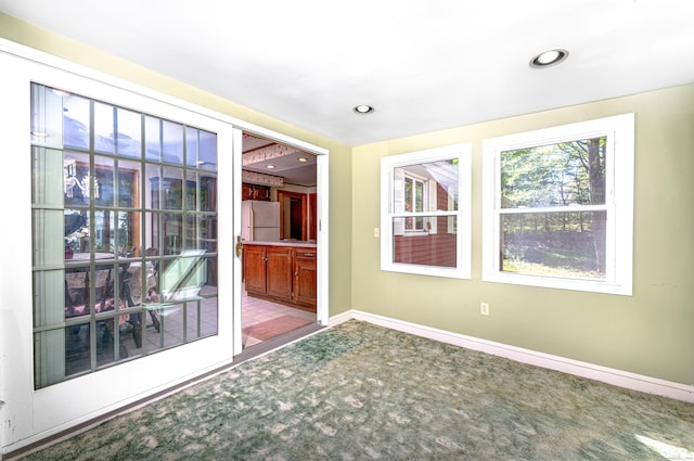empty room featuring carpet floors, recessed lighting, and baseboards