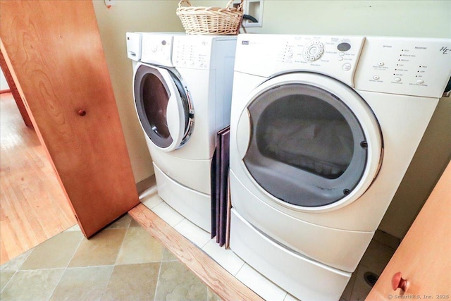 washroom featuring washing machine and clothes dryer