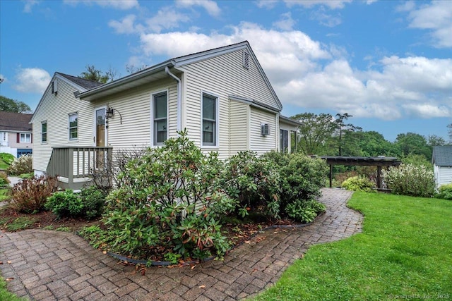 view of side of property featuring a lawn