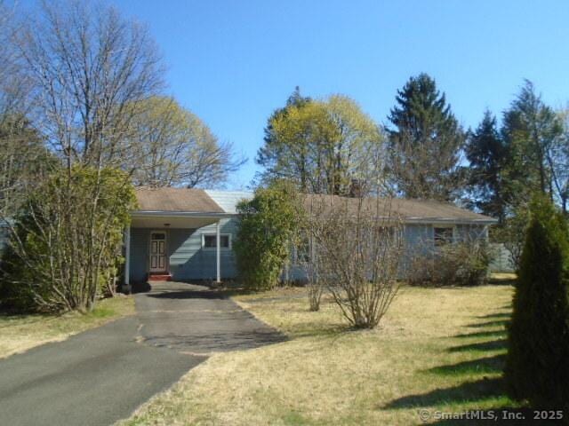 35 Greenhouse Blvd, West Hartford, CT 06110 - ranch-style home featuring a front lawn and aphalt driveway