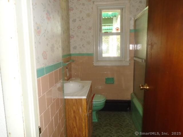 35 Greenhouse Blvd, West Hartford, CT 06110 - full bath featuring toilet, wainscoting, wallpapered walls, a shower, and vanity