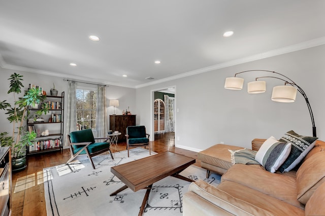 living room with recessed lighting, visible vents, crown molding, baseboards, and hardwood / wood-style flooring