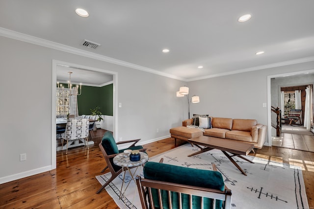living area featuring baseboards, ornamental molding, visible vents, and recessed lighting