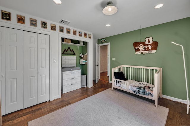 bedroom with recessed lighting, baseboards, visible vents, and dark wood-style floors