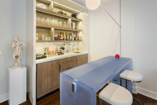 2 Mead St Unit 20, New Canaan, CT 06840 - indoor wet bar featuring dark wood-style floors, baseboards, and tasteful backsplash