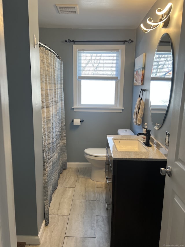 full bathroom featuring a shower with curtain, toilet, baseboards, visible vents, and vanity