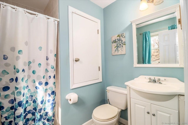 bathroom with a shower with curtain, baseboards, vanity, and toilet
