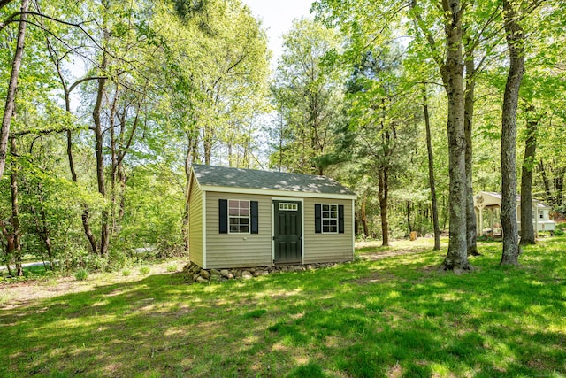 view of outdoor structure featuring an outbuilding