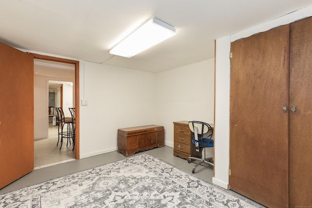 office with baseboards and finished concrete floors