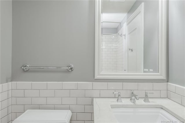 85 Memorial Rd Apt 414, West Hartford, CT 06107 - bathroom featuring toilet, vanity, and tile walls
