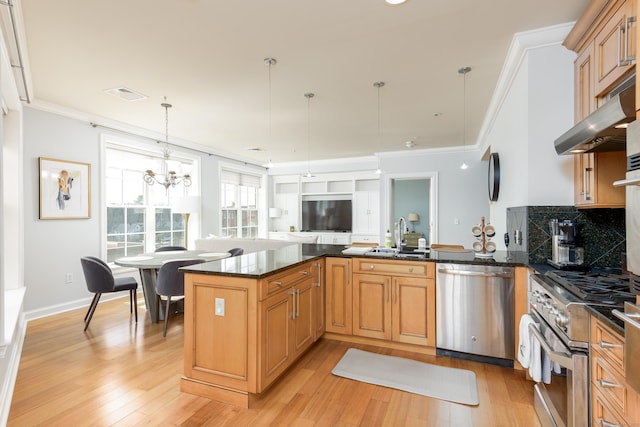 85 Memorial Rd Apt 414, West Hartford, CT 06107 - kitchen featuring stainless steel appliances, a peninsula, a sink, visible vents, and crown molding