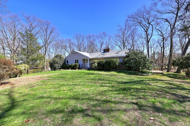 view of green lawn