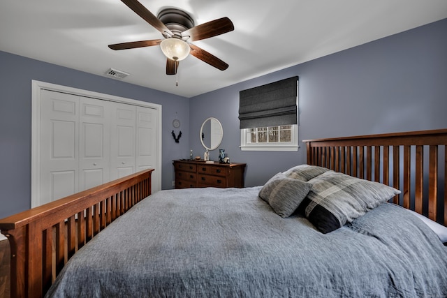 bedroom with ceiling fan, a closet, and visible vents