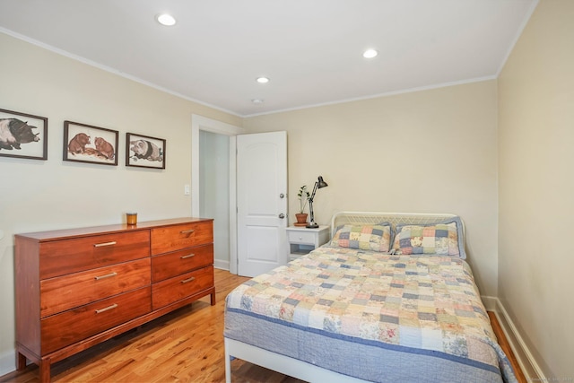 bedroom with baseboards, recessed lighting, light wood-style flooring, and crown molding