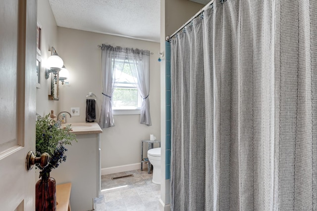 531 Oxbow Dr, Torrington, CT 06790 - full bath featuring vanity, toilet, baseboards, and a textured ceiling