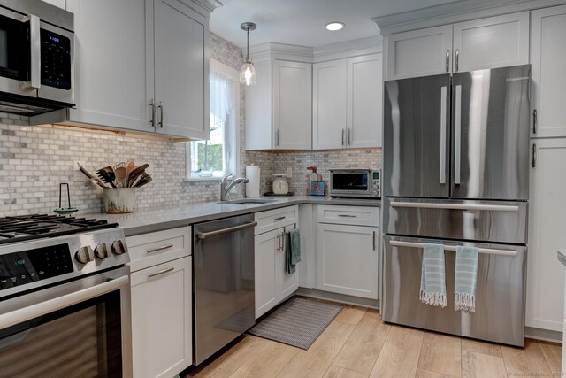 531 Oxbow Dr, Torrington, CT 06790 - kitchen with stainless steel appliances, a sink, backsplash, light wood-style floors, and recessed lighting